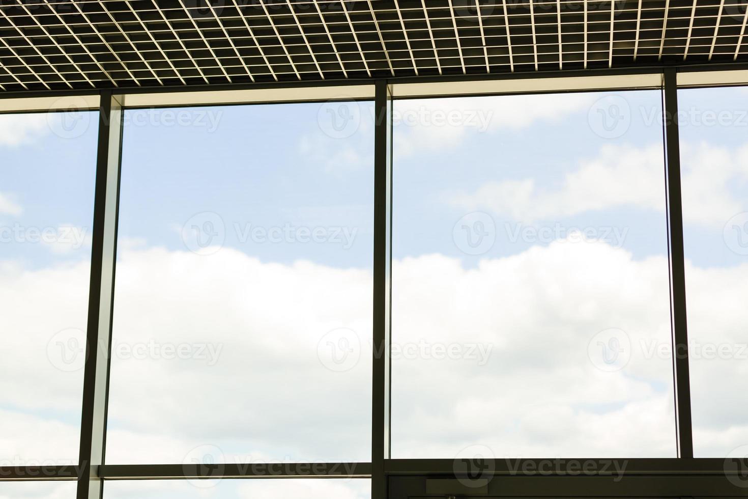 ver a través de la ventana, rascacielos en el centro financiero lujiazui de shanghai china. foto