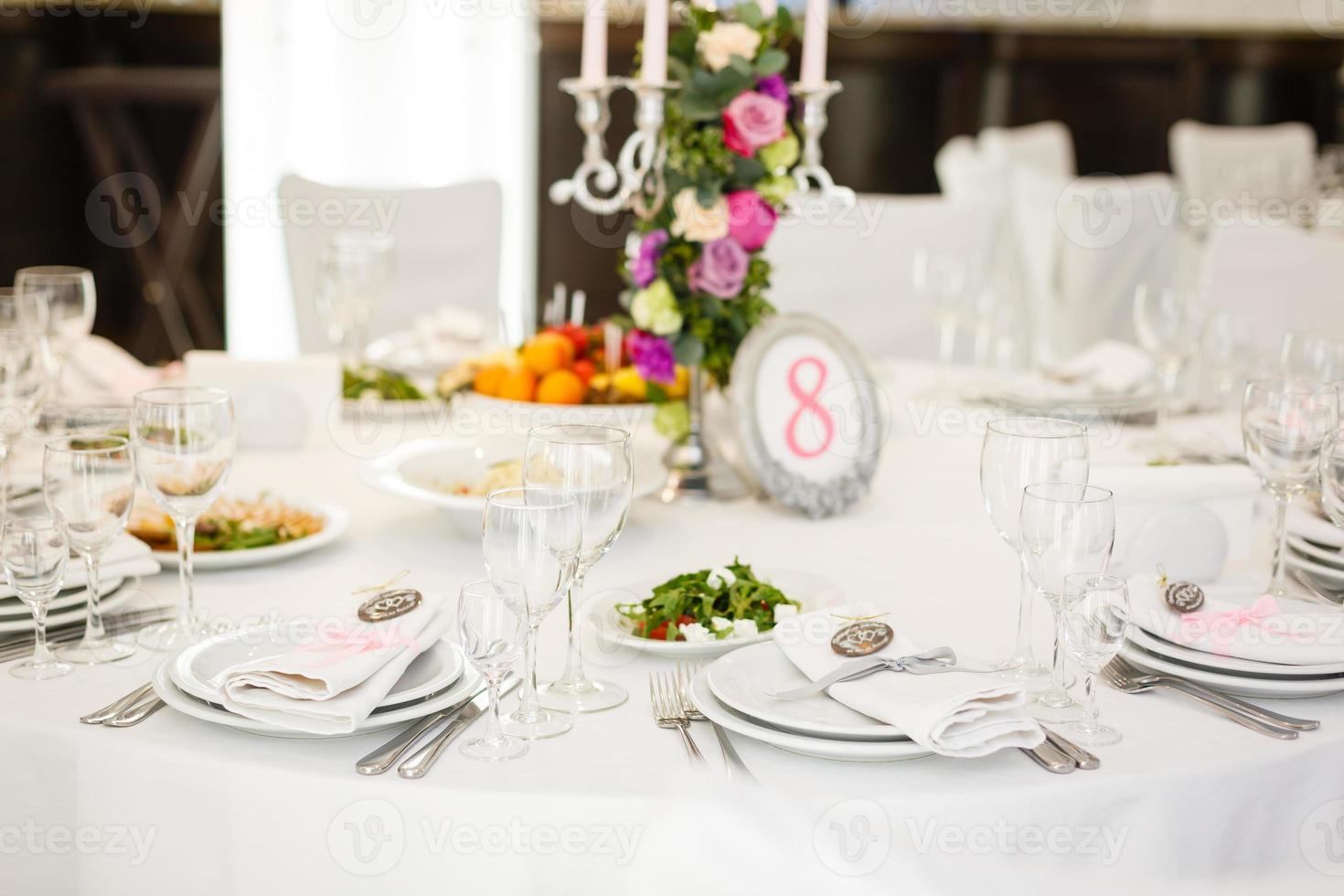 elegante mesa puesta para una cena de bodas foto