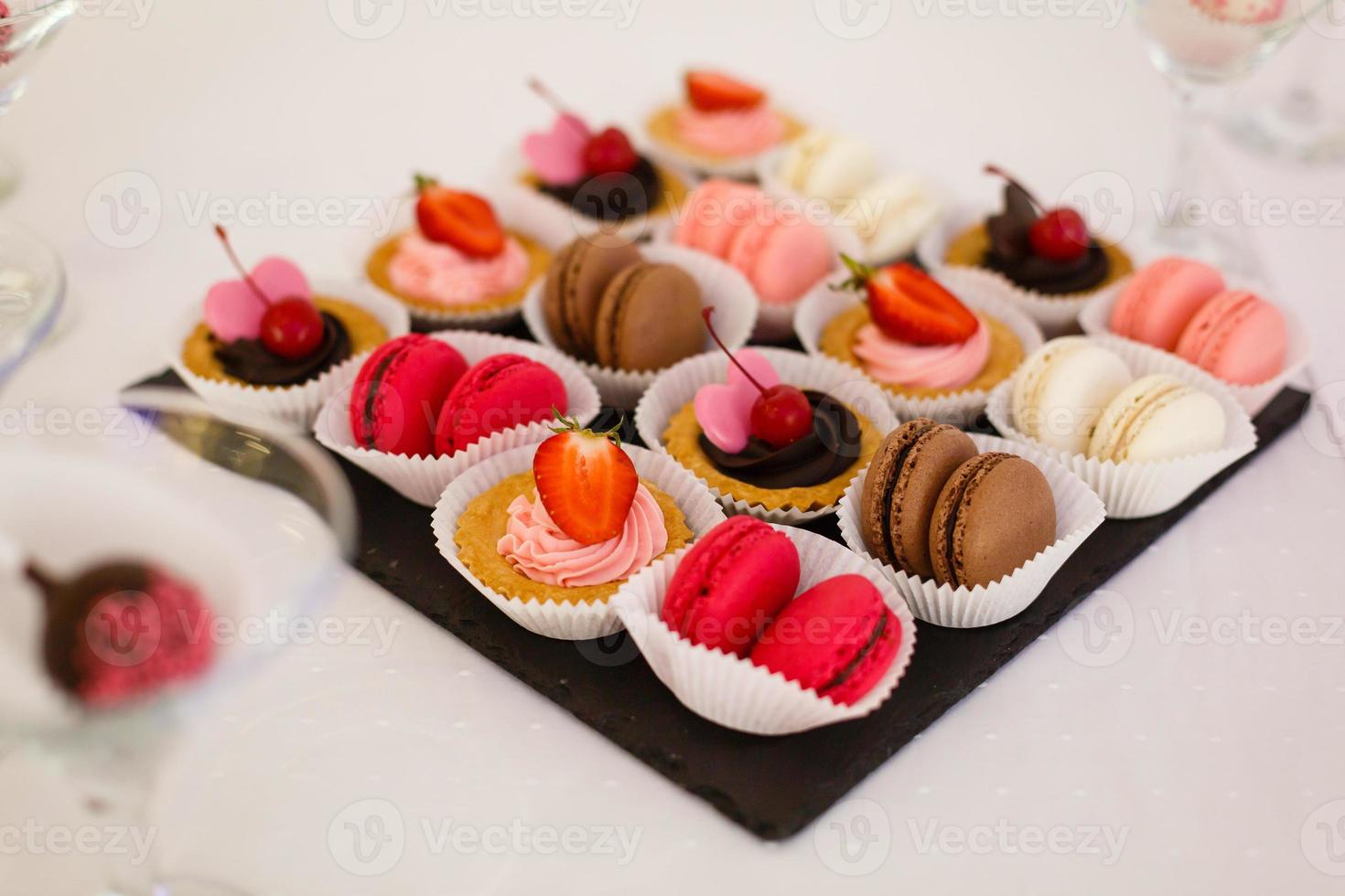 macarrones franceses en un plato - macarons, disparar con una pequeña profundidad de campo foto