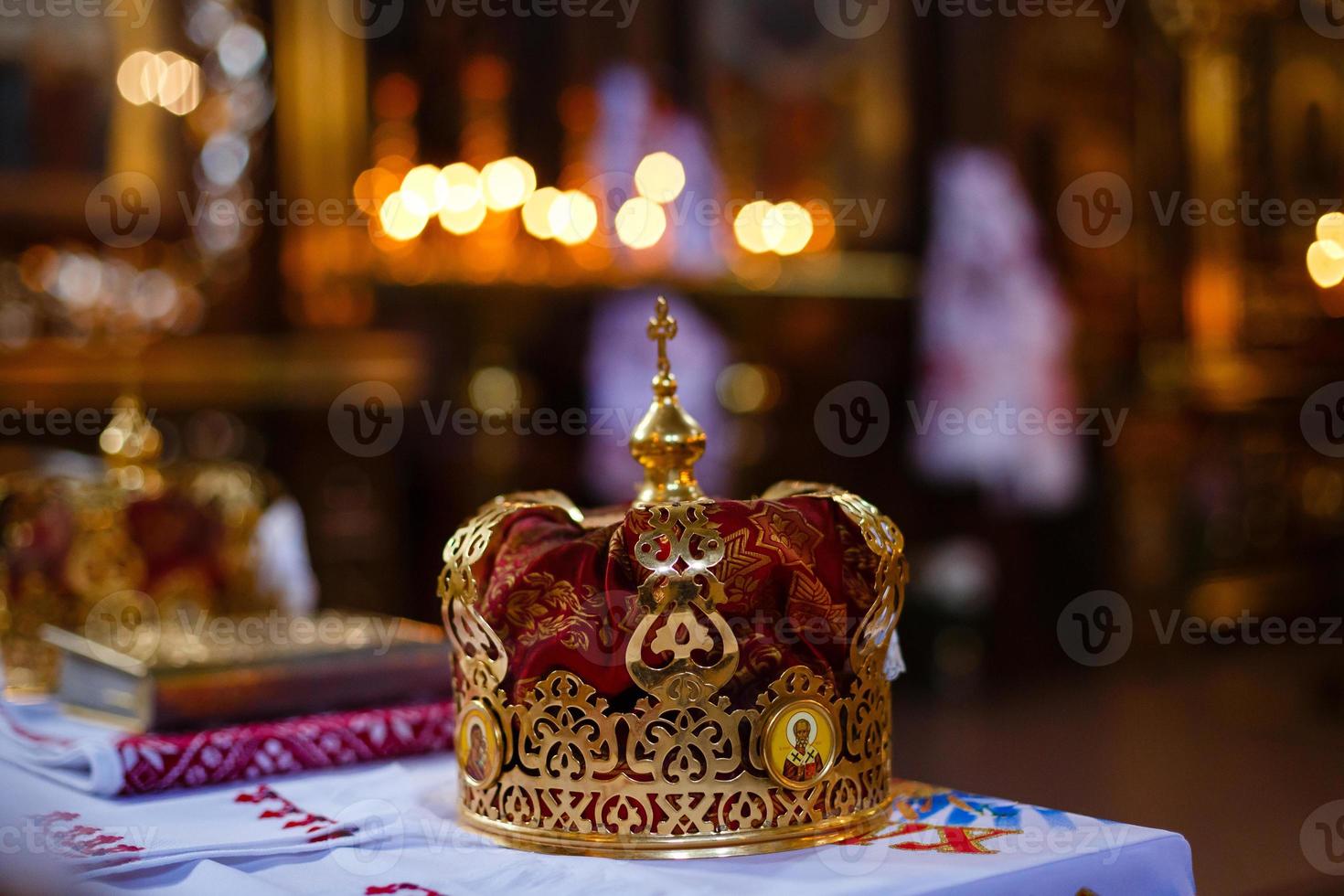 corona para boda en oro de la iglesia ortodoxa foto