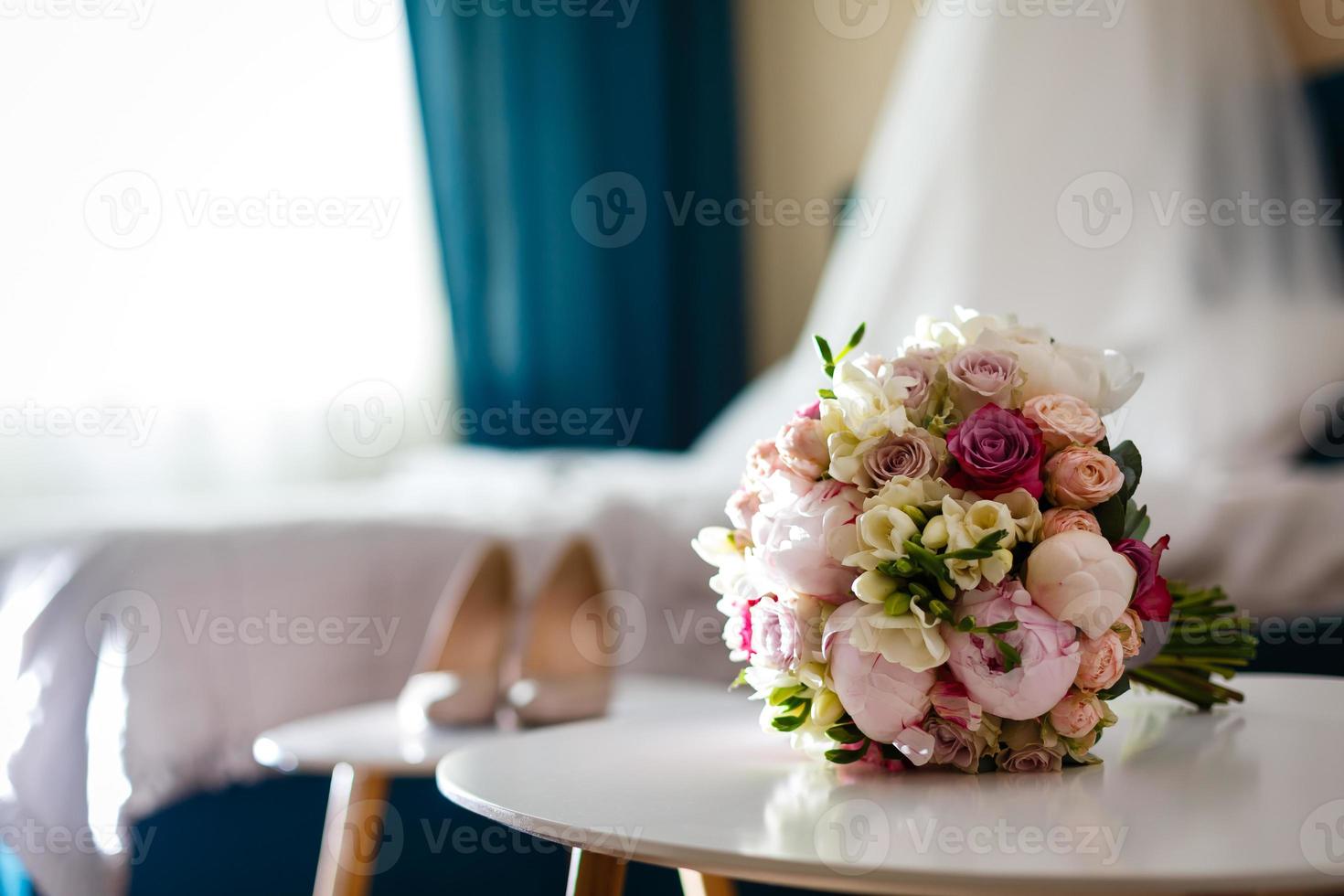 ramo de novia de rosas rosadas y peonía foto