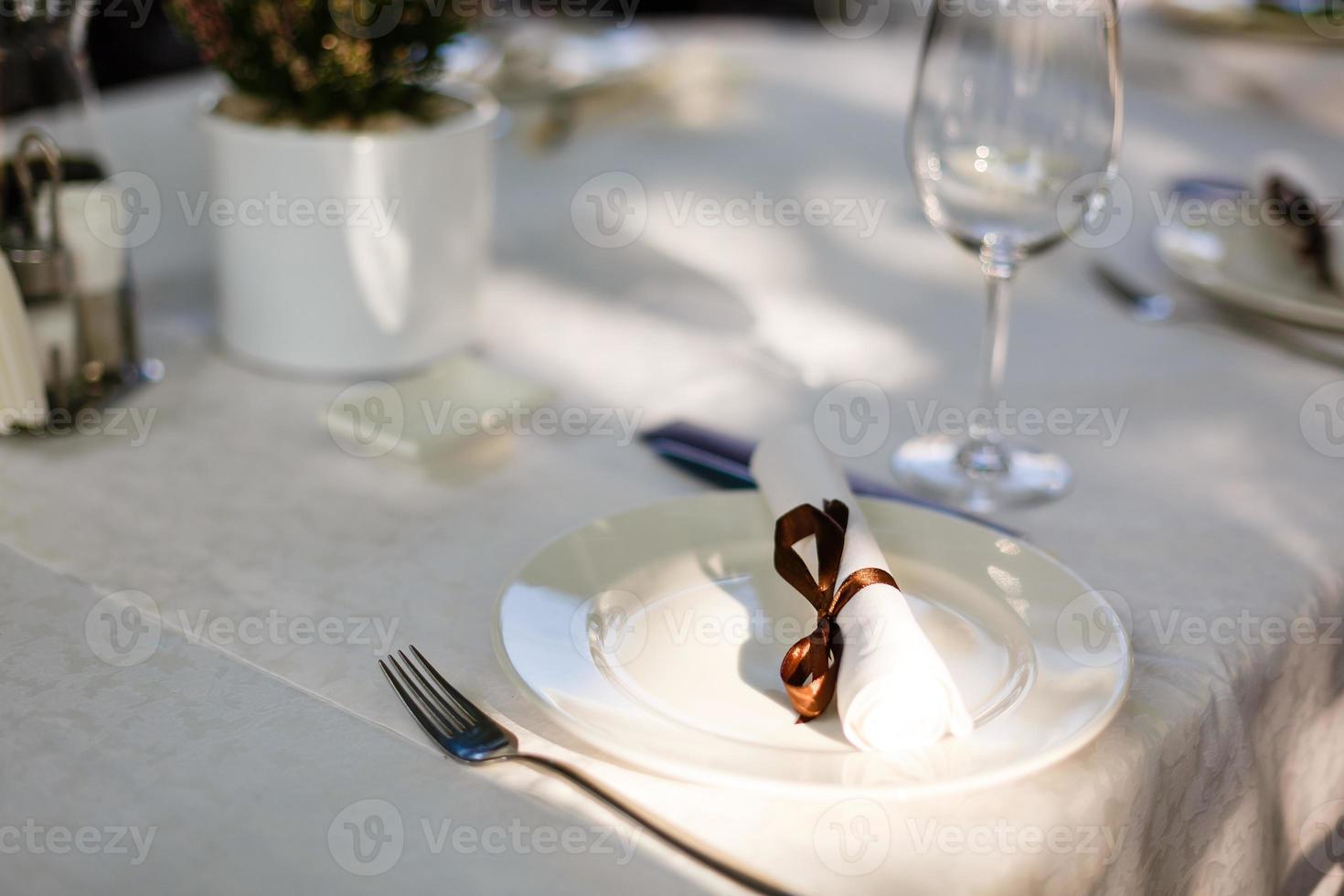 mesa servida en el restaurante con platos y vasos foto