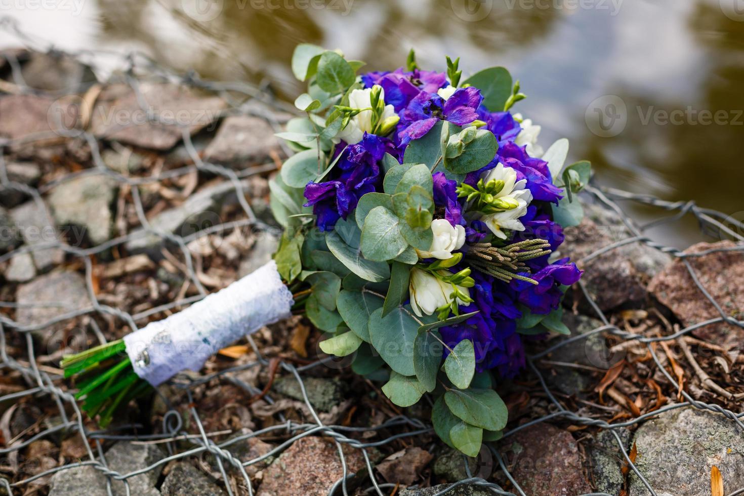 rico ramo de bodas de flores blancas y azules yace sobre las piedras 17660033 Foto de stock en Vecteezy rico ramo de bodas de flores blancas y azules yace sobre las piedras 17660033 Foto de stock en Vecteezy
