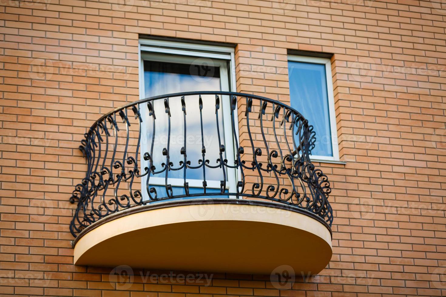 construcción de casas de ladrillo con diferentes tipos de diseño de techo y balcón de metal foto