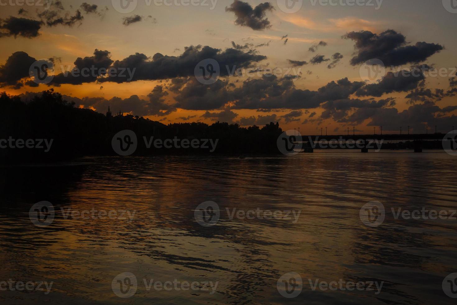 hermosa puesta de sol río reflejo de nubes agua foto