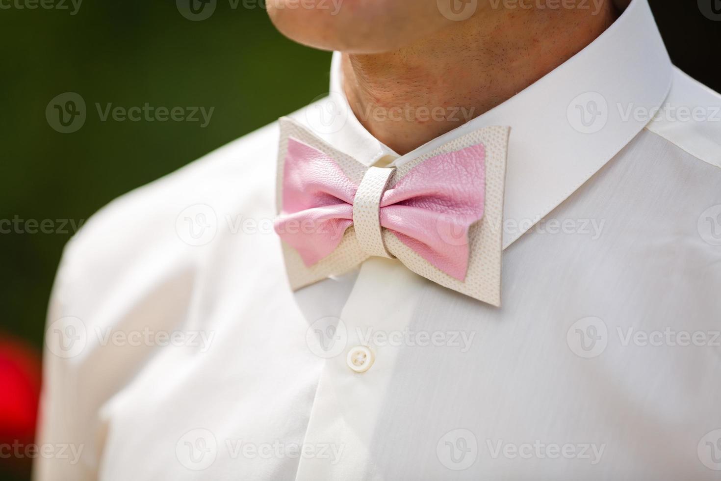 primer plano de un traje de hombre y una mariposa rosa. decorar flores en un traje ligero. exterior foto