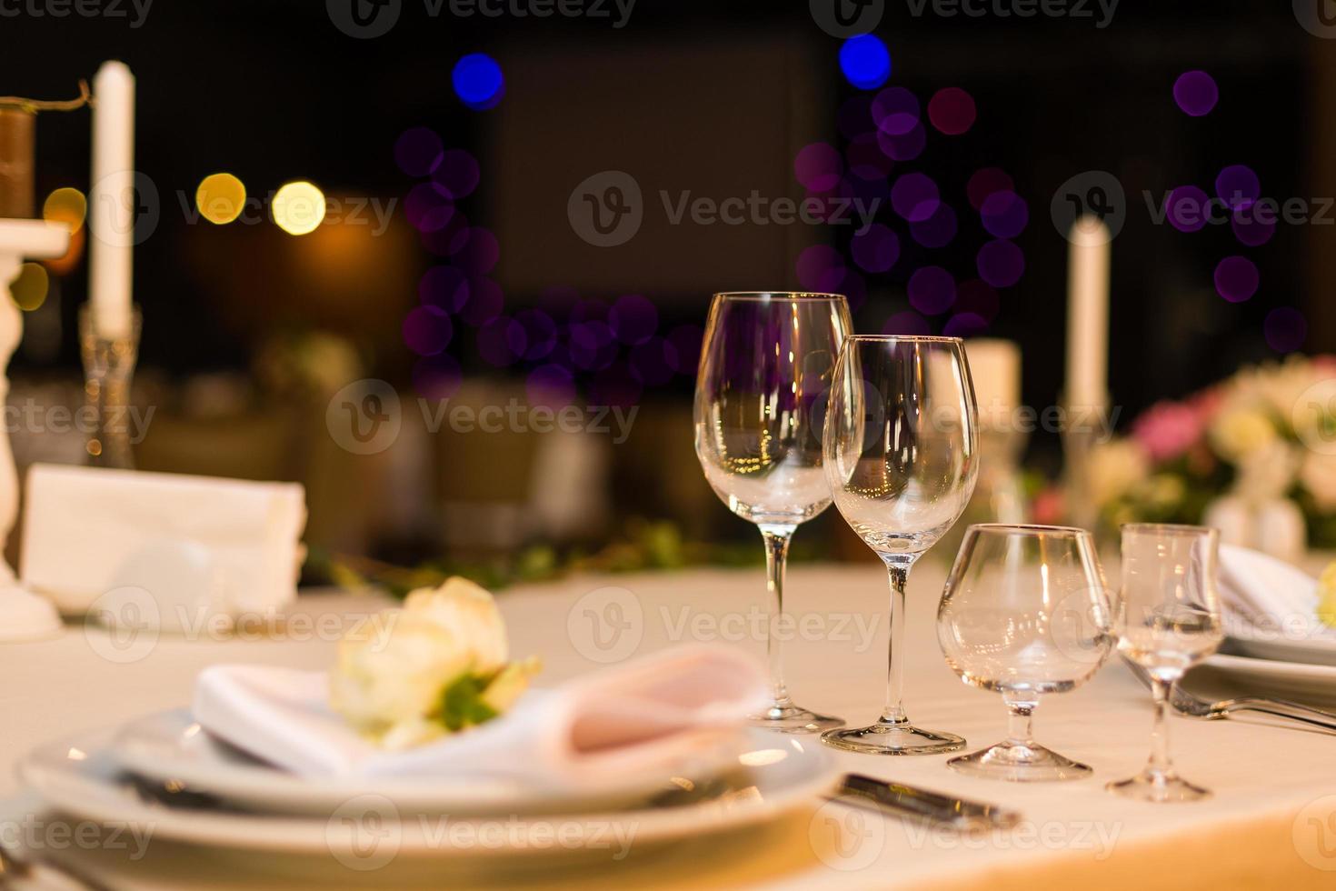 hermosa mesa con vajilla y flores para una fiesta, boda u otro evento festivo. cristalería y cubertería para cenas de eventos atendidos. foto