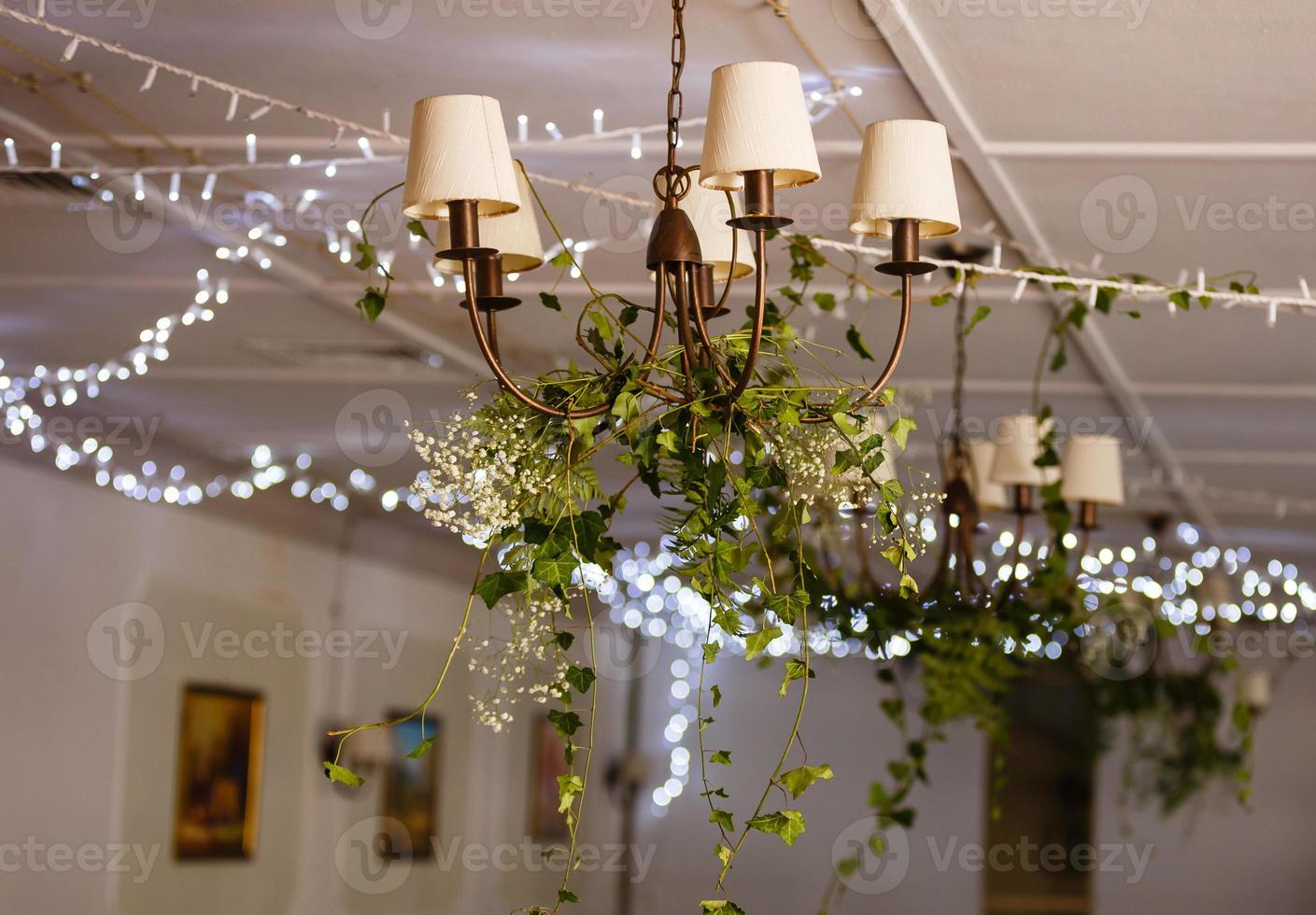 decoración de bodas, candelabros, decorados con flores. foto