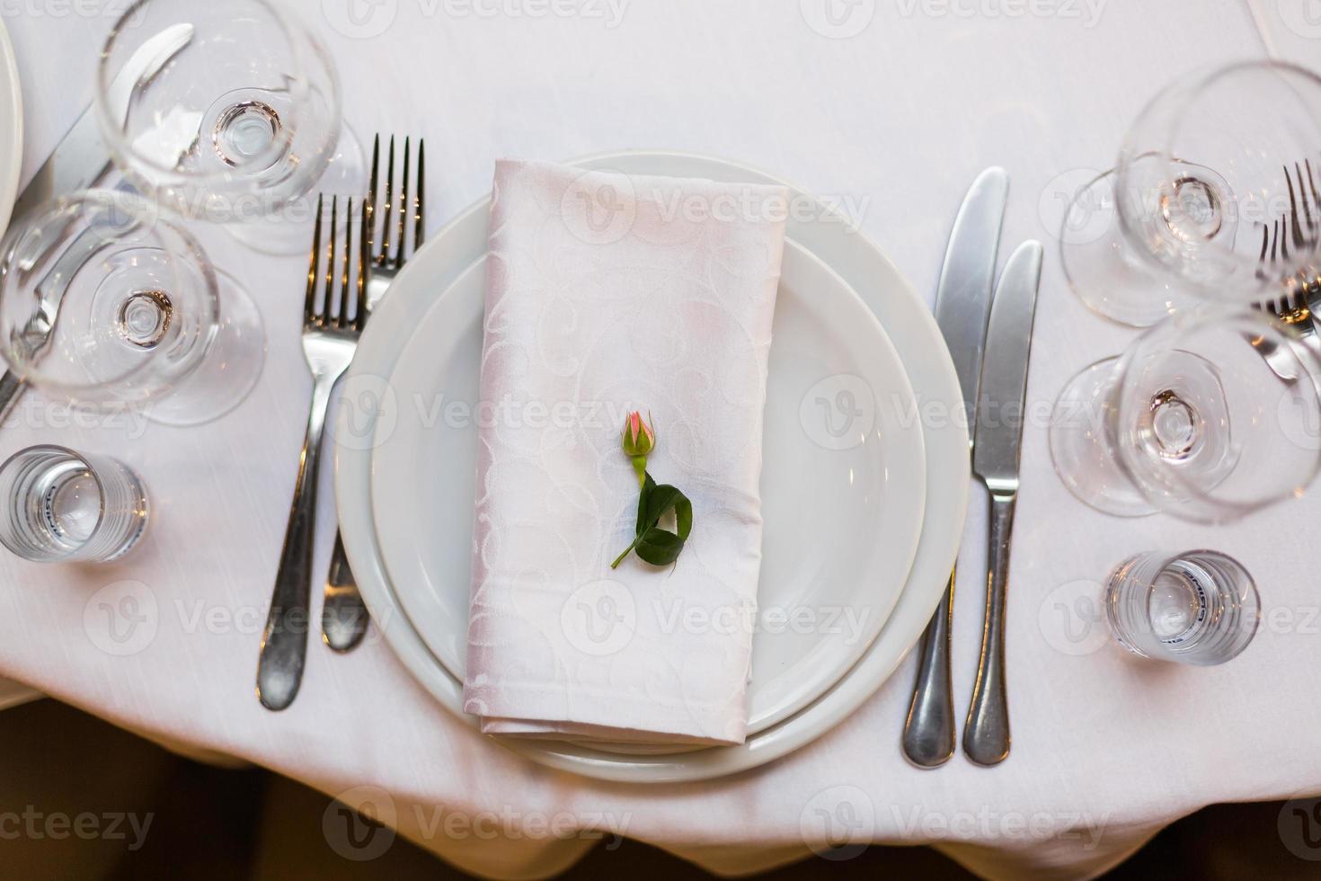 hermosa mesa con vajilla y flores para una fiesta, boda u otro evento