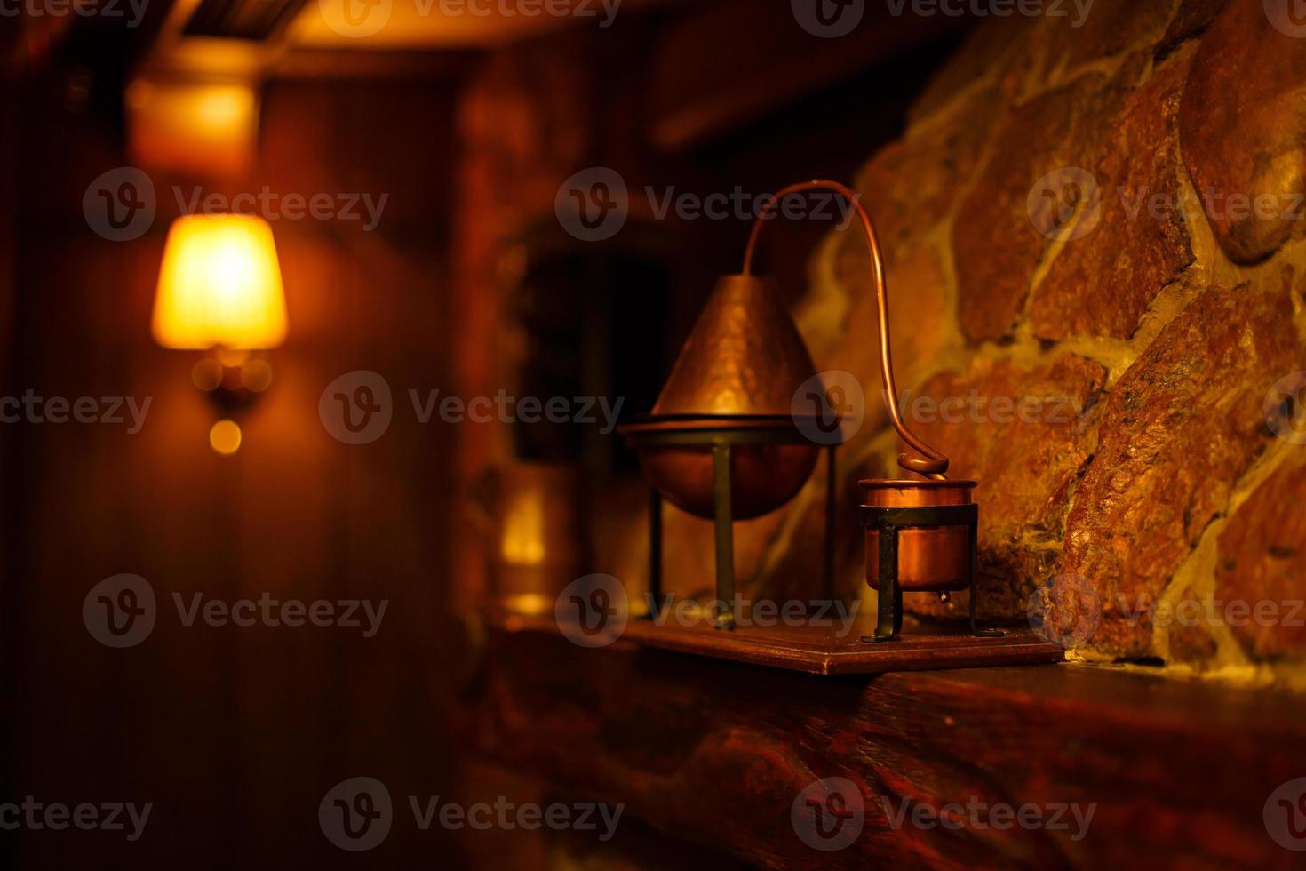 alambique de cobre - aparato de destilación empleado para la destilación de alcohol, aceites esenciales y alcohol ilegal. destilería de vino moderna para el hogar hecha del vino aislado en blanco. foto