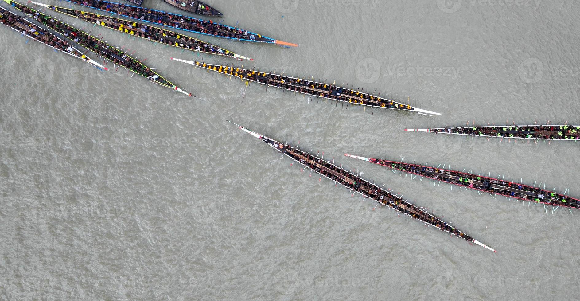 carrera de botes tradicionales en bangladesh foto