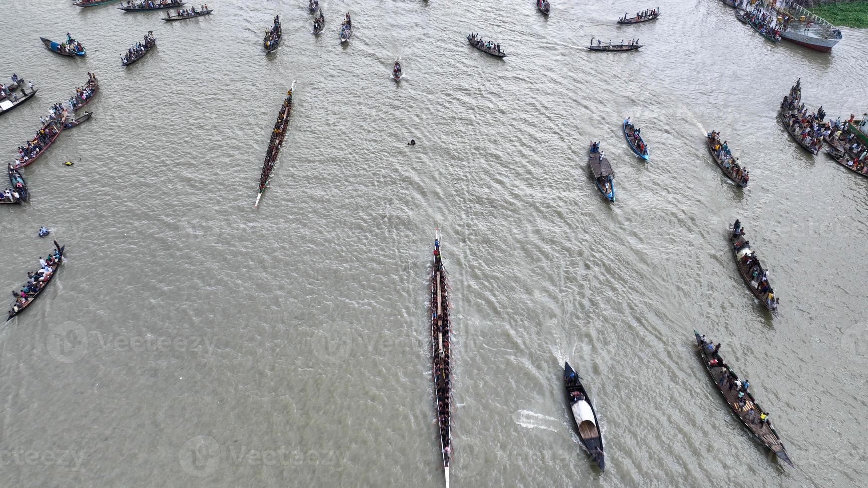 carrera de botes tradicionales en bangladesh foto