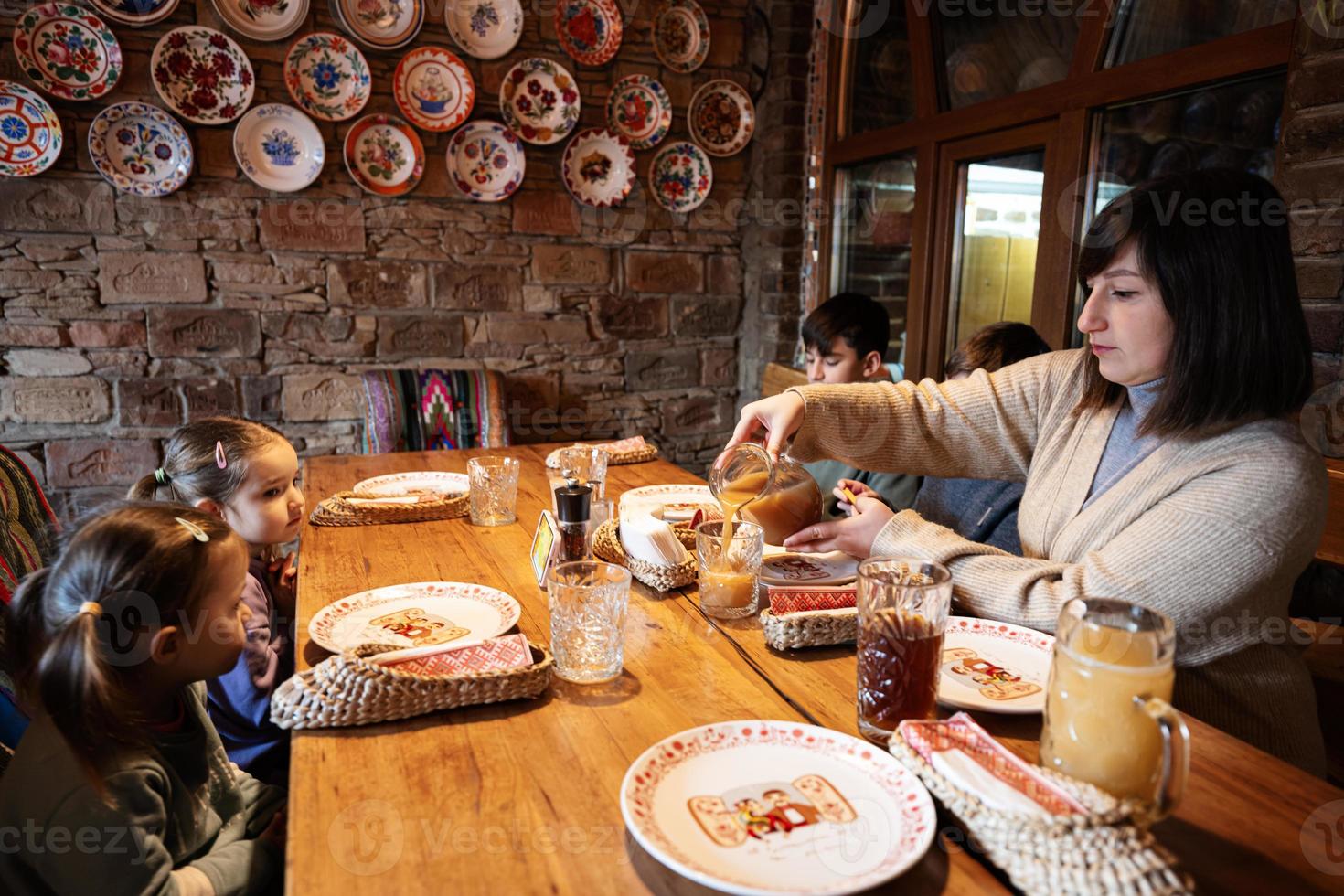 familia comiendo juntos en un auténtico restaurante ucraniano. foto