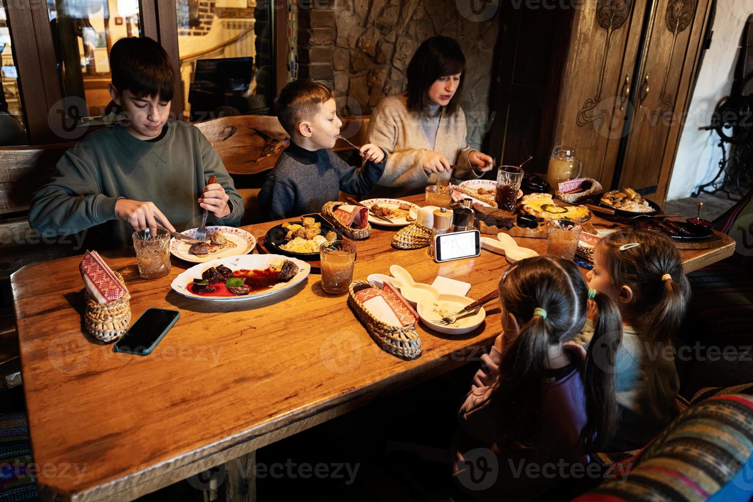 familia comiendo juntos en un auténtico restaurante ucraniano. foto