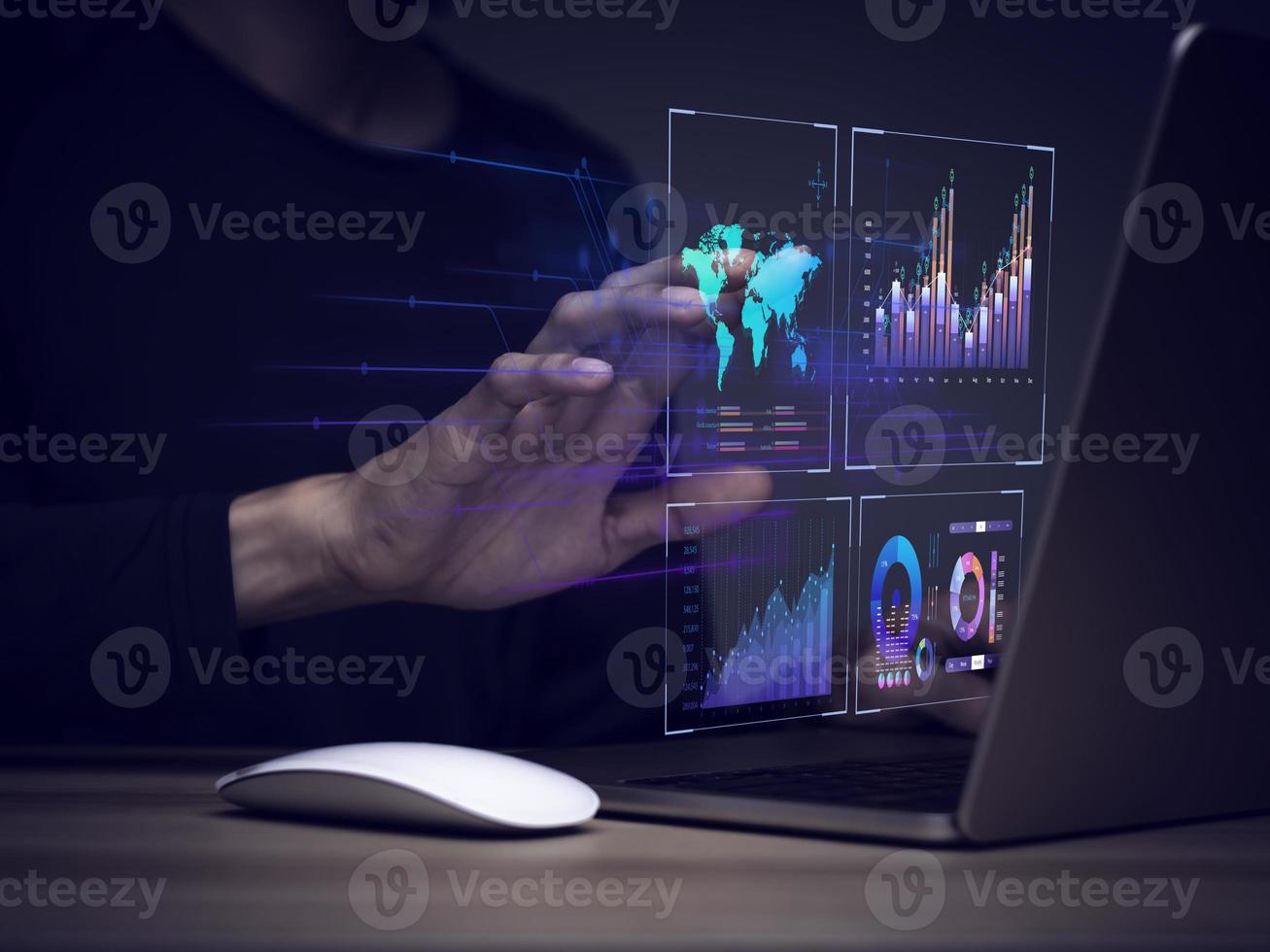 hombre de negocios que trabaja con análisis de negocios y sistema de gestión de datos en computadora, gestión de documentos en línea y métricas conectadas a la base de datos. estrategia corporativa para finanzas, operaciones, ventas. foto