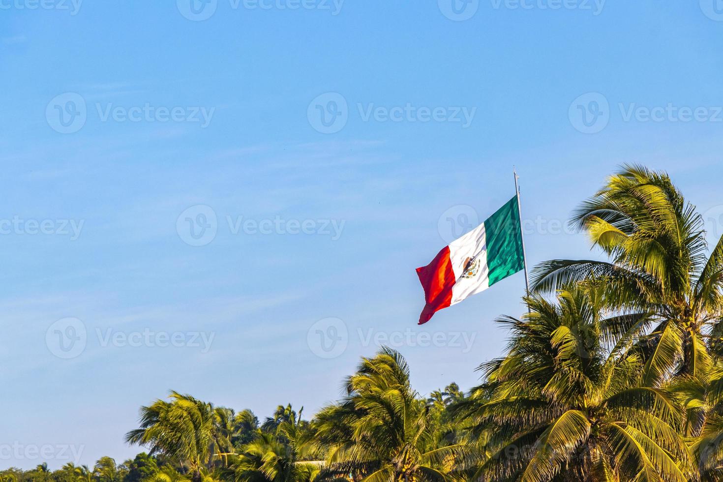 bandera roja blanca verde mexicana en zicatela puerto escondido mexico. foto