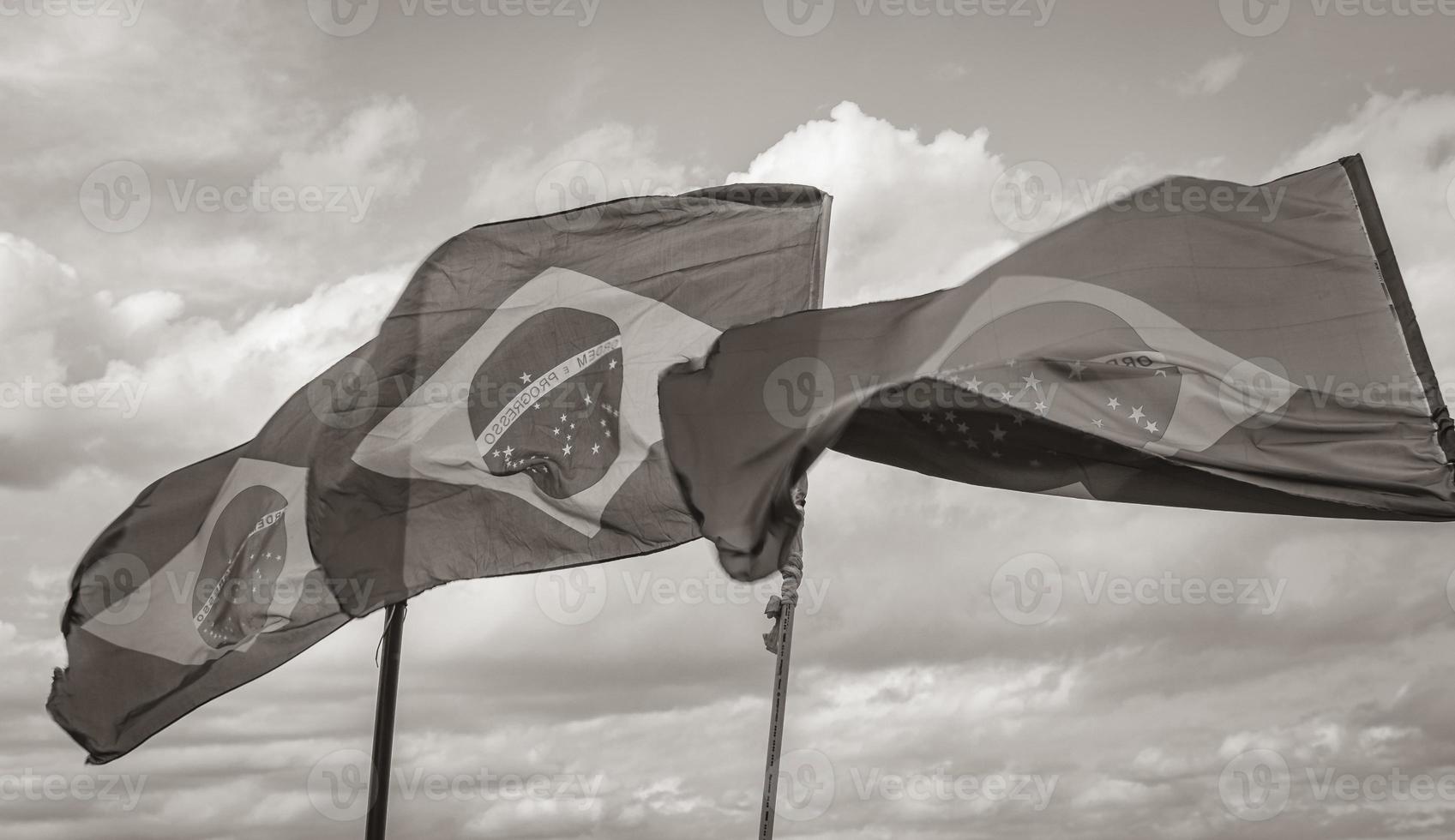 bandera brasileña con fondo de cielo azul río de janeiro brasil. foto