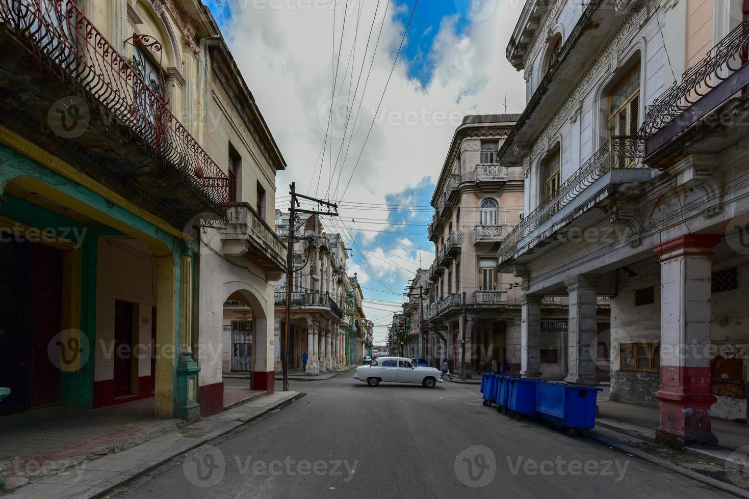 conducción de automóviles clásicos en las calles de la vieja habana cuba foto