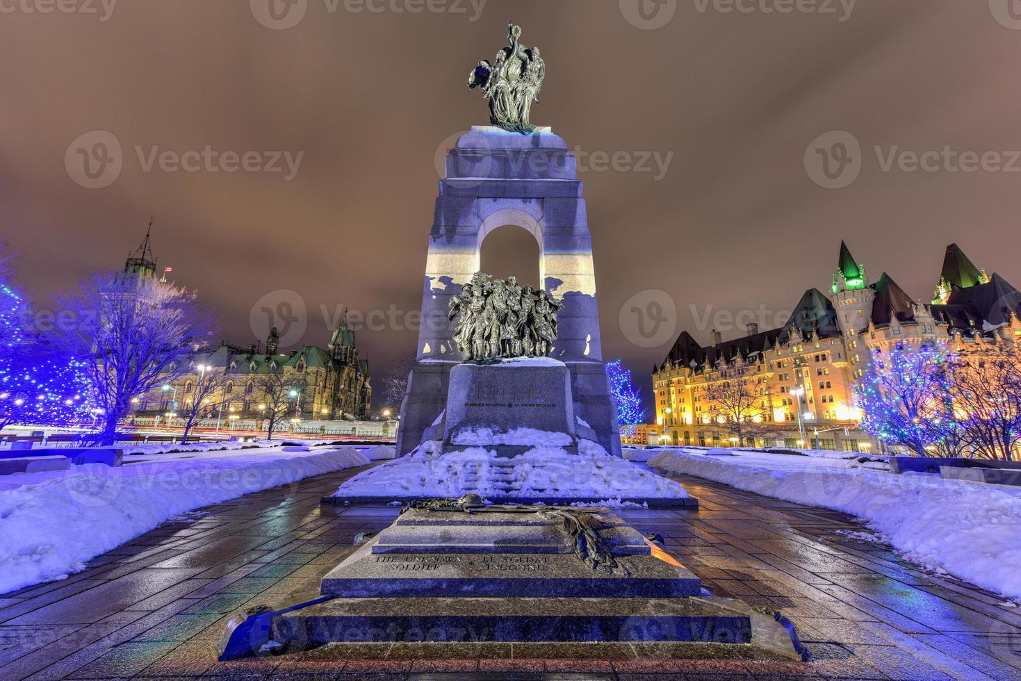 el memorial de guerra nacional es un alto cenotafio de granito con esculturas de bronce acretado que se encuentra en la plaza de la confederación en ottawa, ontario, canadá foto