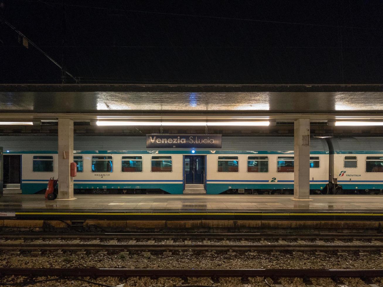 venecia st. estación de tren de lucia en la noche donde paran los trenes de trenitalia, 2022 foto