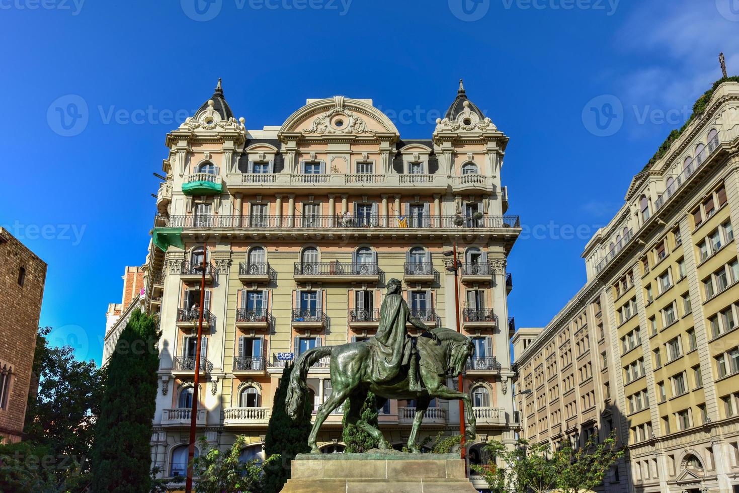 ramon berenguer iii conde de barcelona estatua de ramon berenguer iii 10861131 en la plaza homónima de barcelona cataluña españa foto