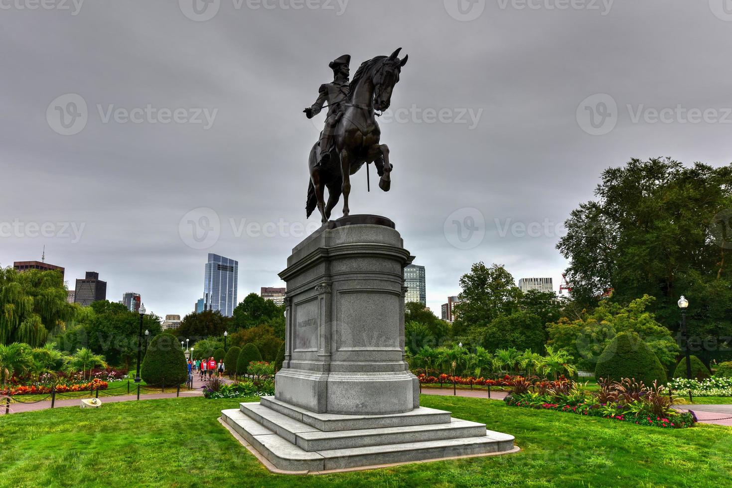 Estatua ecuestre de George Washington en el jardín público en Boston, Massachusetts foto