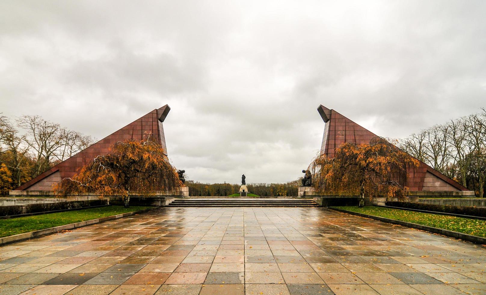 memorial de guerra soviético en treptower park, berlín, panorama de alemania foto