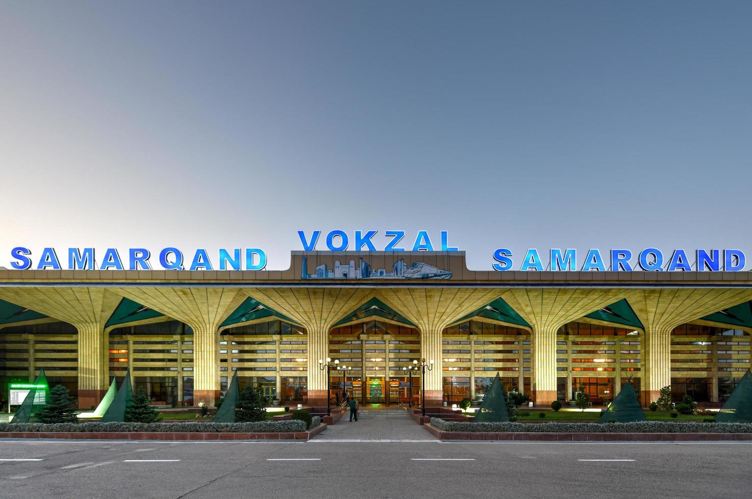 samarcanda uzbekistán 11 de julio de 2019 estación de tren principal de samarcanda por la noche foto