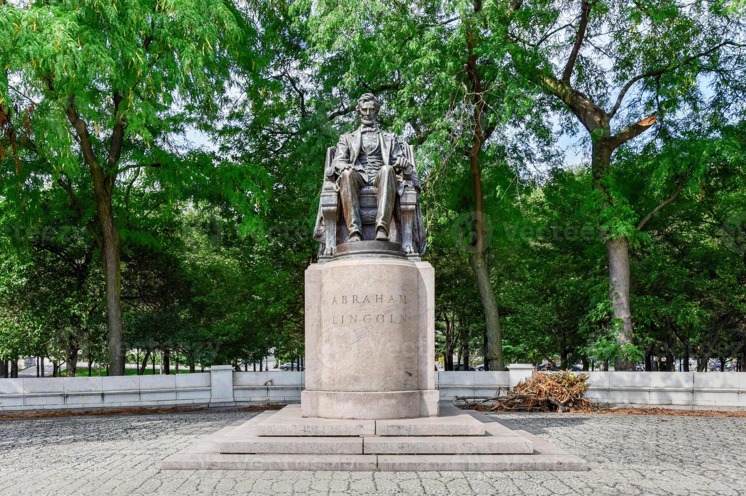 Abraham Lincoln statue in Grant Park photo