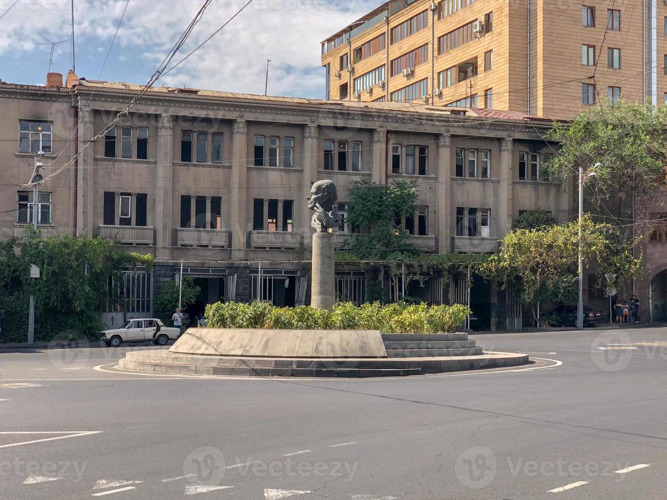 estatua de andrei sakharov en la plaza andrei sakharov en el distrito de kentron en ereván armenia foto