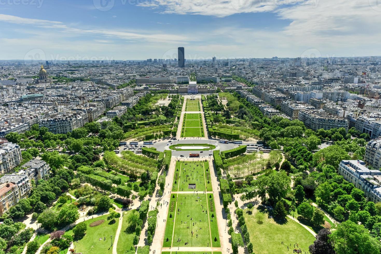 vista panorámica aérea de parís y champ de mars desde la torre eiffel en parís francia foto