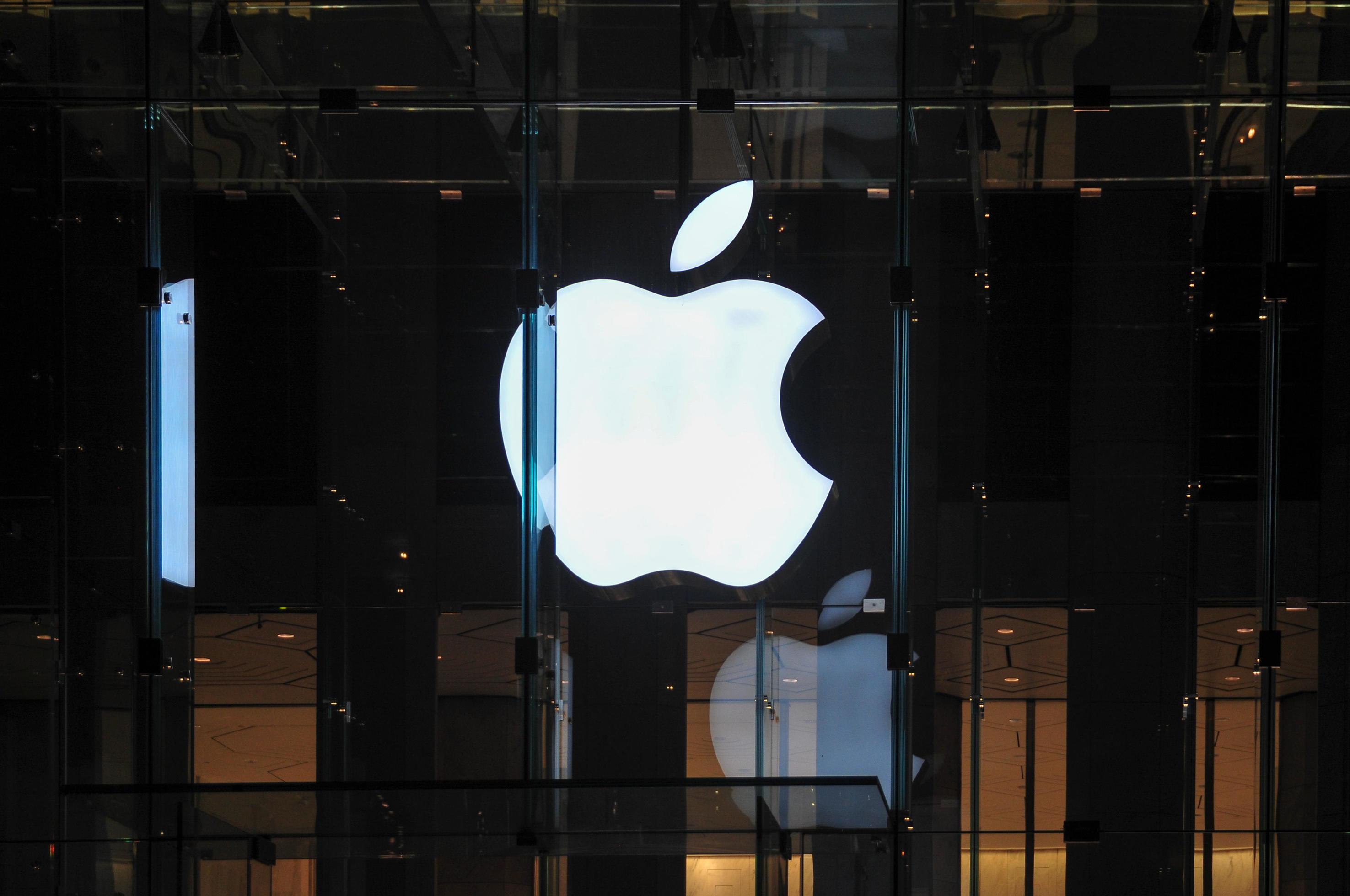 O logotipo da apple store na entrada da fifth avenue em nova york