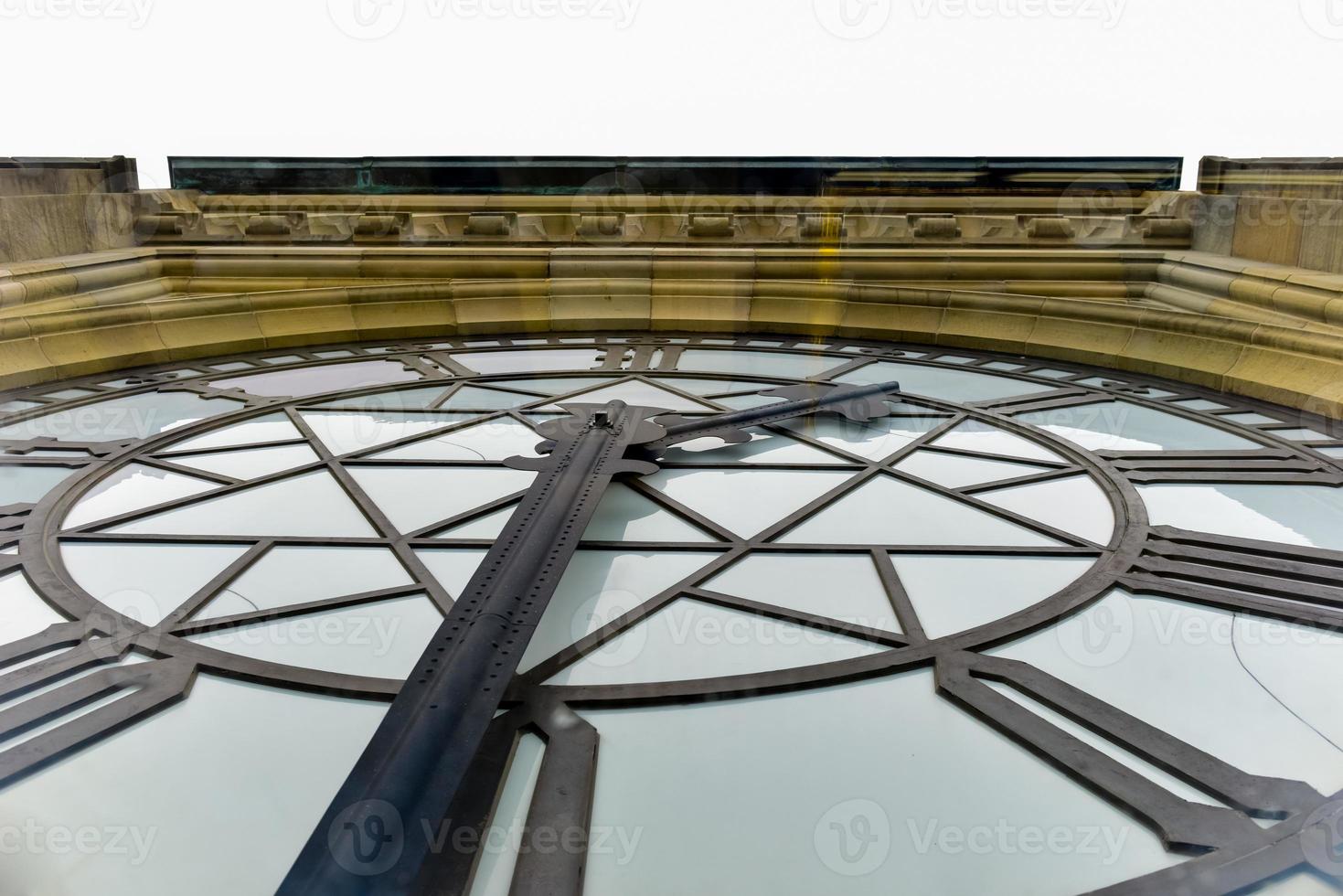 la torre de la paz, también conocida como la torre de la victoria y la paz, es una campana central y una torre de reloj situada en el eje central del bloque central de los edificios del parlamento canadiense en ottawa, ontario foto