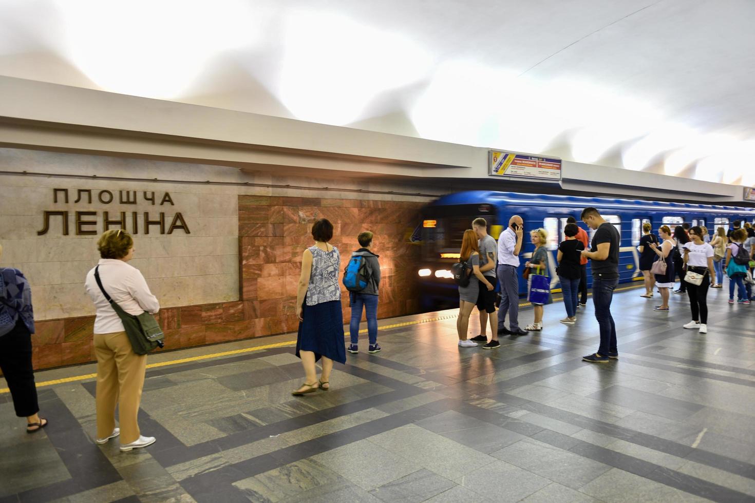 minsk, bielorrusia, 20 de julio de 2019, estación de metro de la plaza lenin en minsk, bielorrusia con decoraciones sovieteras, plaza lenin escrita en bielorruso foto