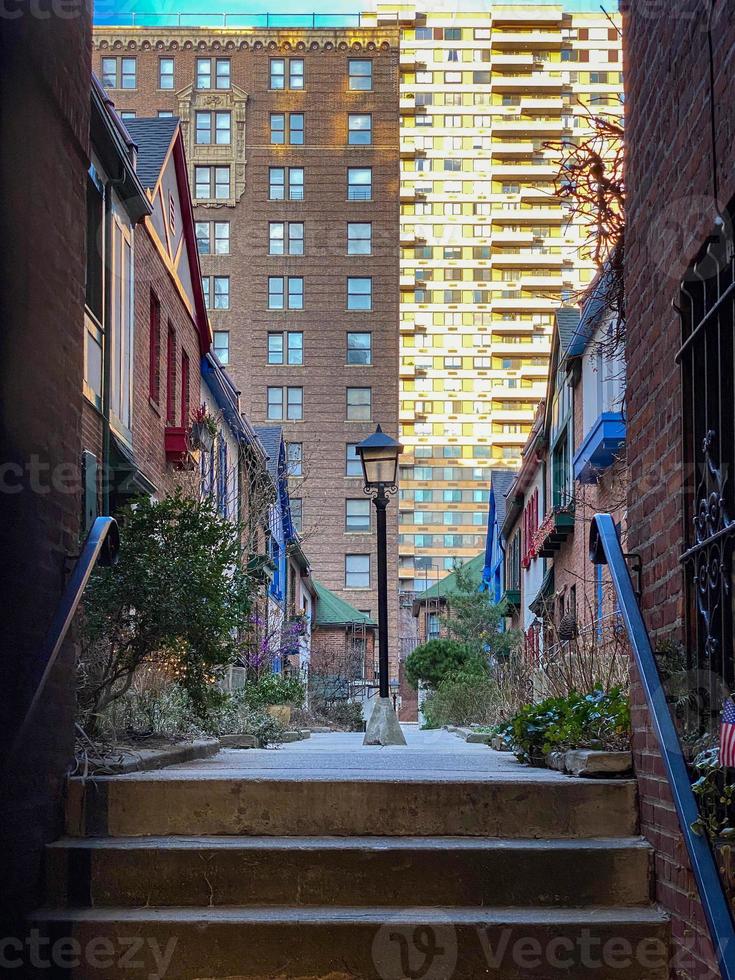 pomander walk un complejo de apartamentos cooperativo en manhattan, nueva york, ubicado en el lado oeste superior entre broadway y west end avenue en la ciudad de nueva york foto