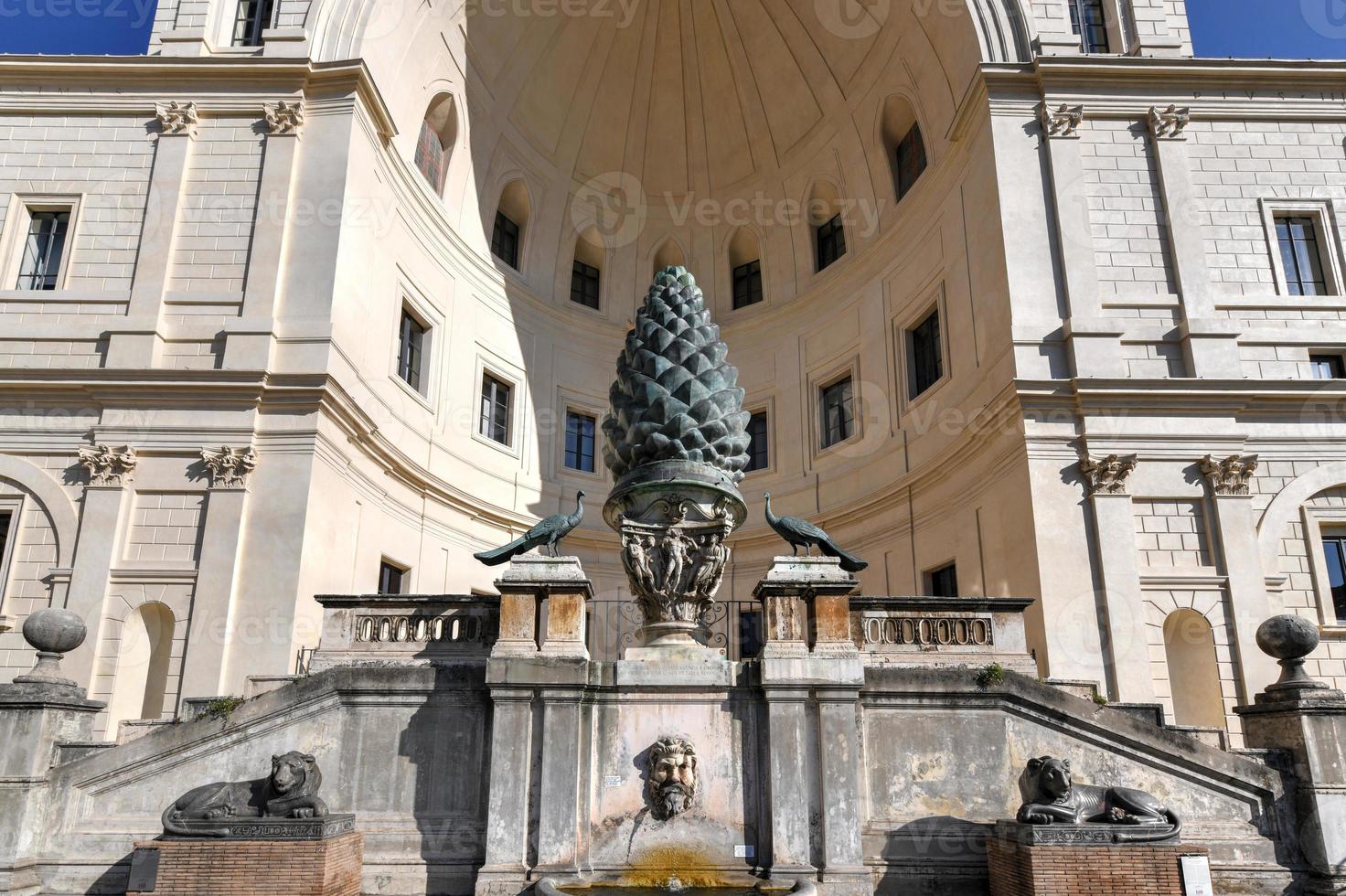 fontana della pigna representa una piña gigante en la ciudad del vaticano. foto