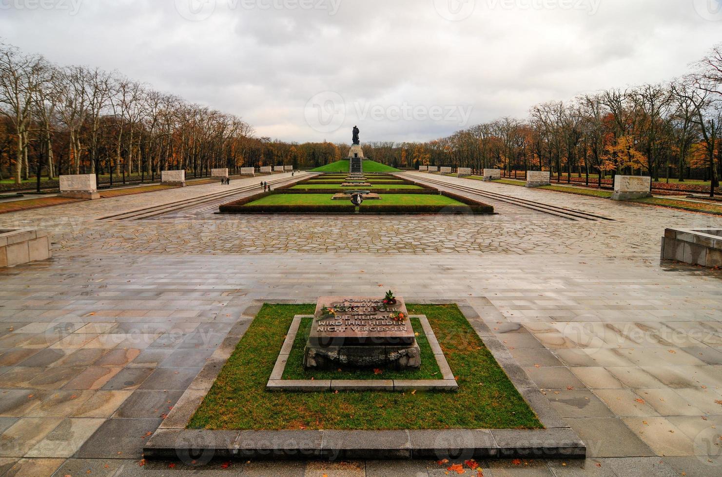 memorial de guerra soviético en treptower park, berlín, panorama de alemania foto