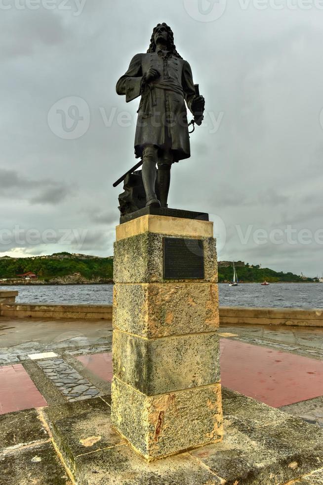 monumento a pierre le moyne diberville en la habana cuba que era un soldado capitán de barco explorador administrador colonial caballero de la orden de saintlouis aventurero corsario comerciante foto