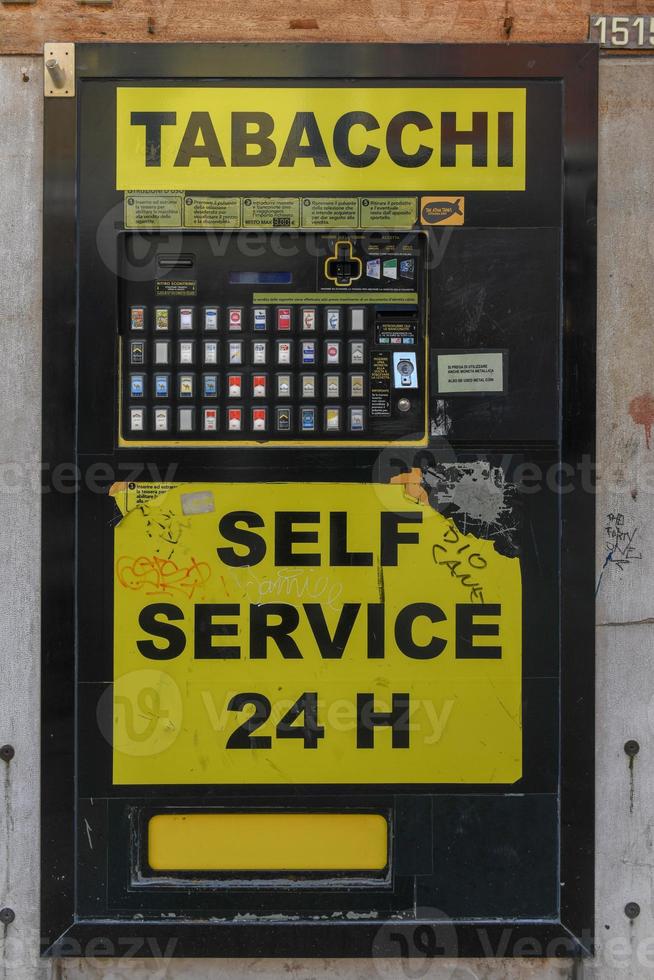 Máquina expendedora de autoservicio tabacchi en venecia, italia. foto