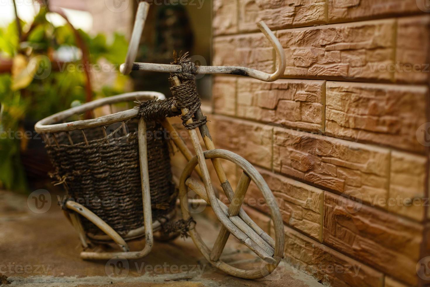 flor en la cesta de la bicicleta vieja vintage cerca de la cafetería de la calle de verano de madera vintage en europa foto