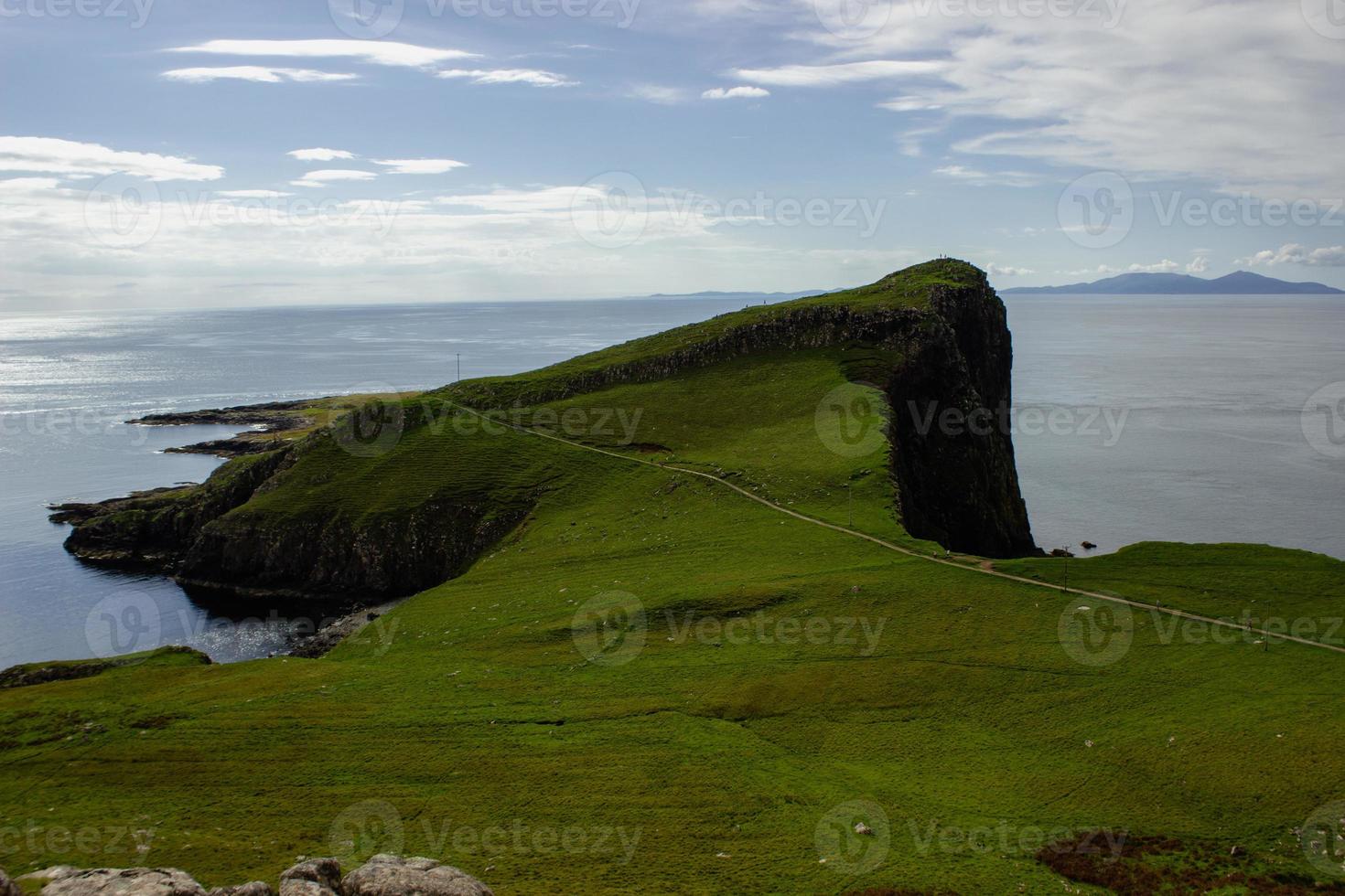 costa del océano en el faro de neist point, escocia foto