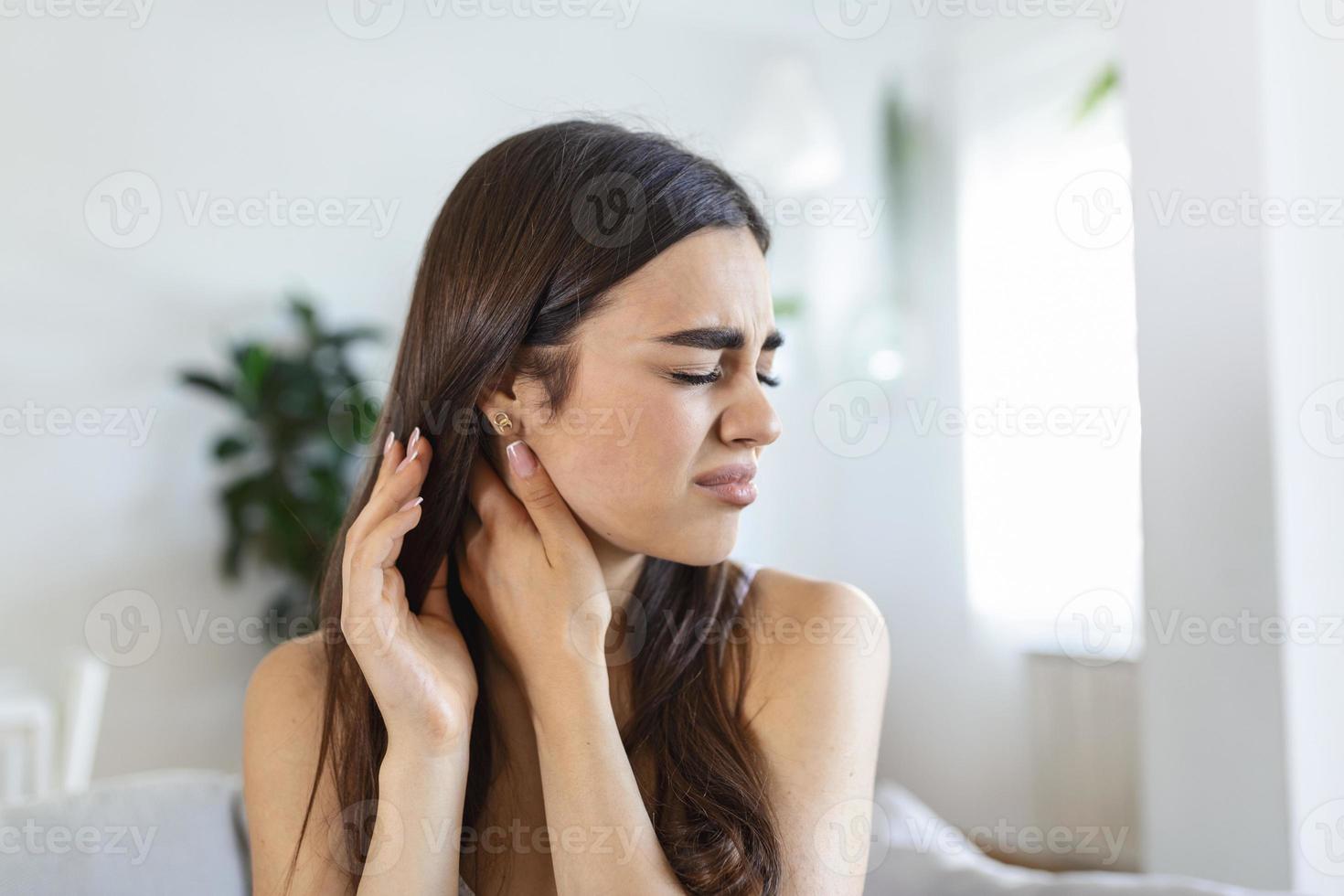 mujer cansada masajeando el cuello rígido y dolorido, músculos tensos fatigados por el trabajo de la computadora en una postura incorrecta mientras siente dolor en las articulaciones del hombro dolor de espalda. concepto de fibromialgia foto