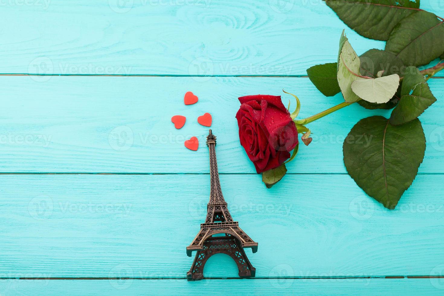 concepto de viaje de parís - rosa, recuerdo de la torre eiffel en la vista superior de la pizarra azul foto