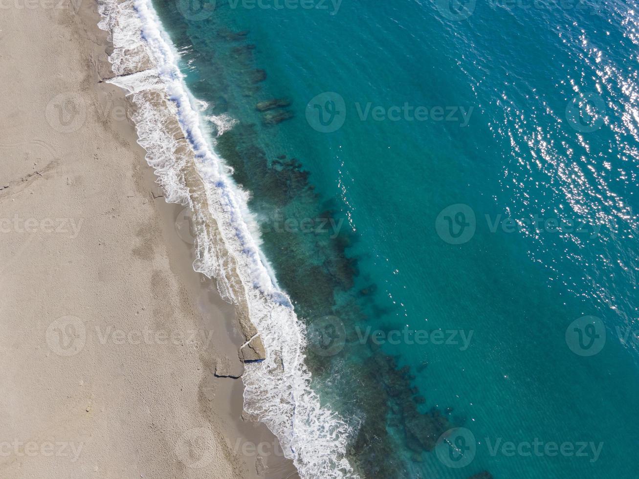 vista de las olas del mar con drone aéreo foto