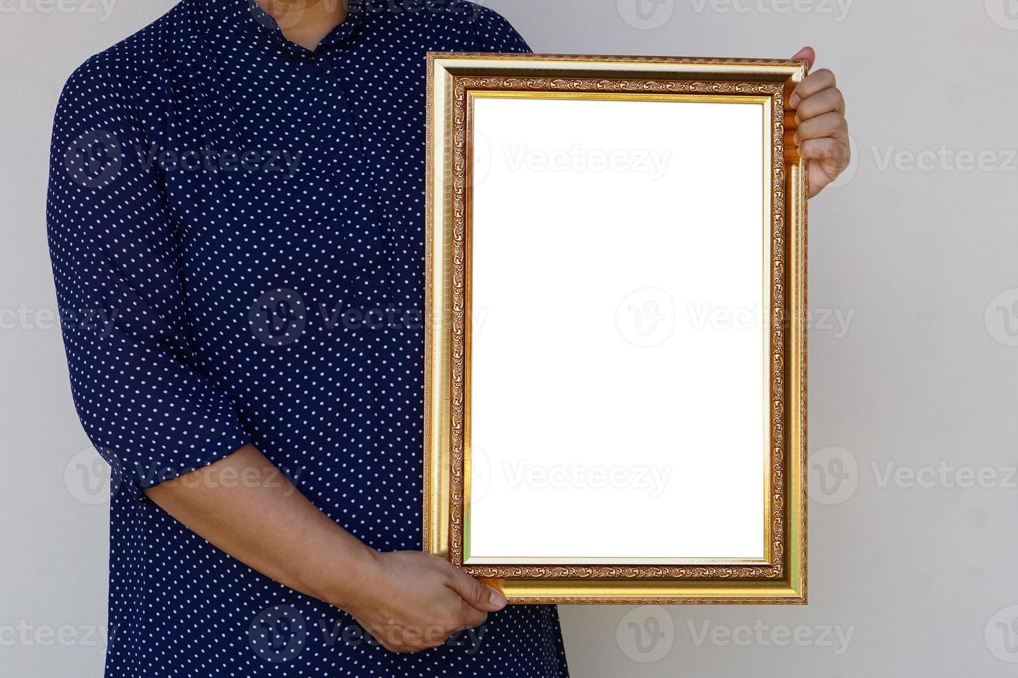 la mujer de primer plano sostiene un marco de fotos vacío o un marco de certificado de diploma en blanco. copie el espacio para agregar texto o fotos. concepto, orgullo, recuerdos y nostalgia.