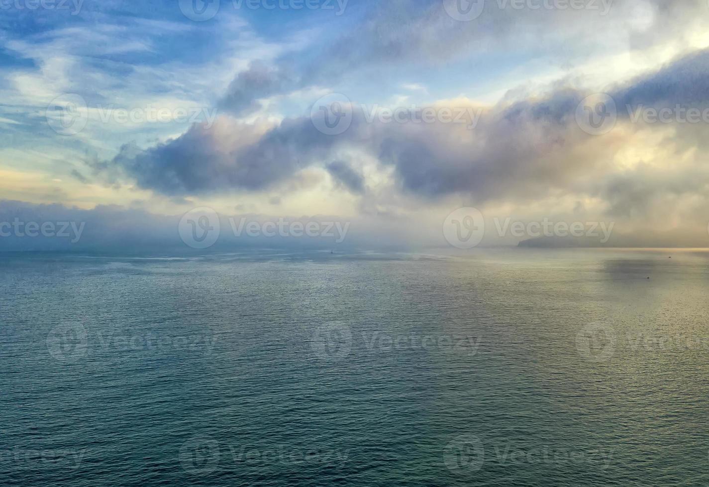 puesta de sol emocionante. hermosas nubes de colores sobre el mar. foto