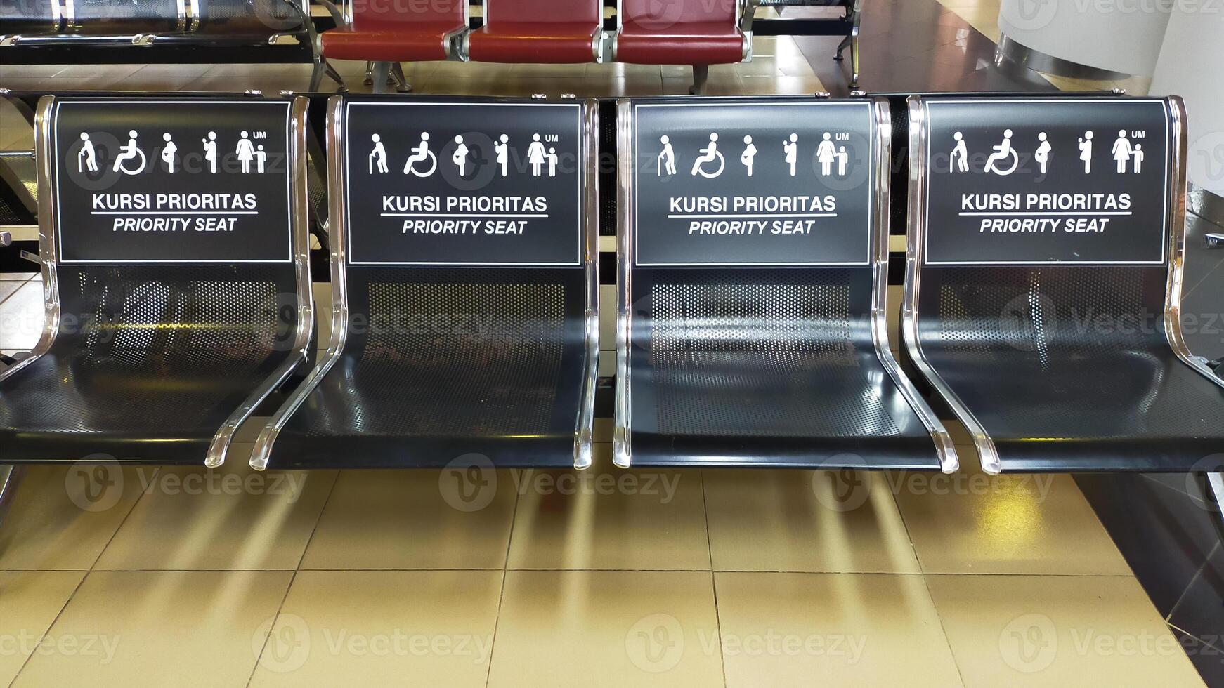 asiento prioritario para discapacitados, embarazadas, madres lactantes, madres lactantes o ancianos en el hospital, estación de autobuses, centro comercial o cualquier lugar público. foto