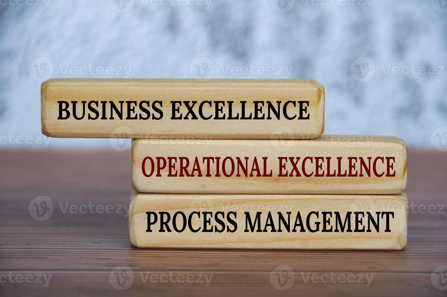 texto de excelencia empresarial, excelencia operativa y gestión de procesos en bloques de madera. excelencia operativa y concepto de estrategia empresarial foto