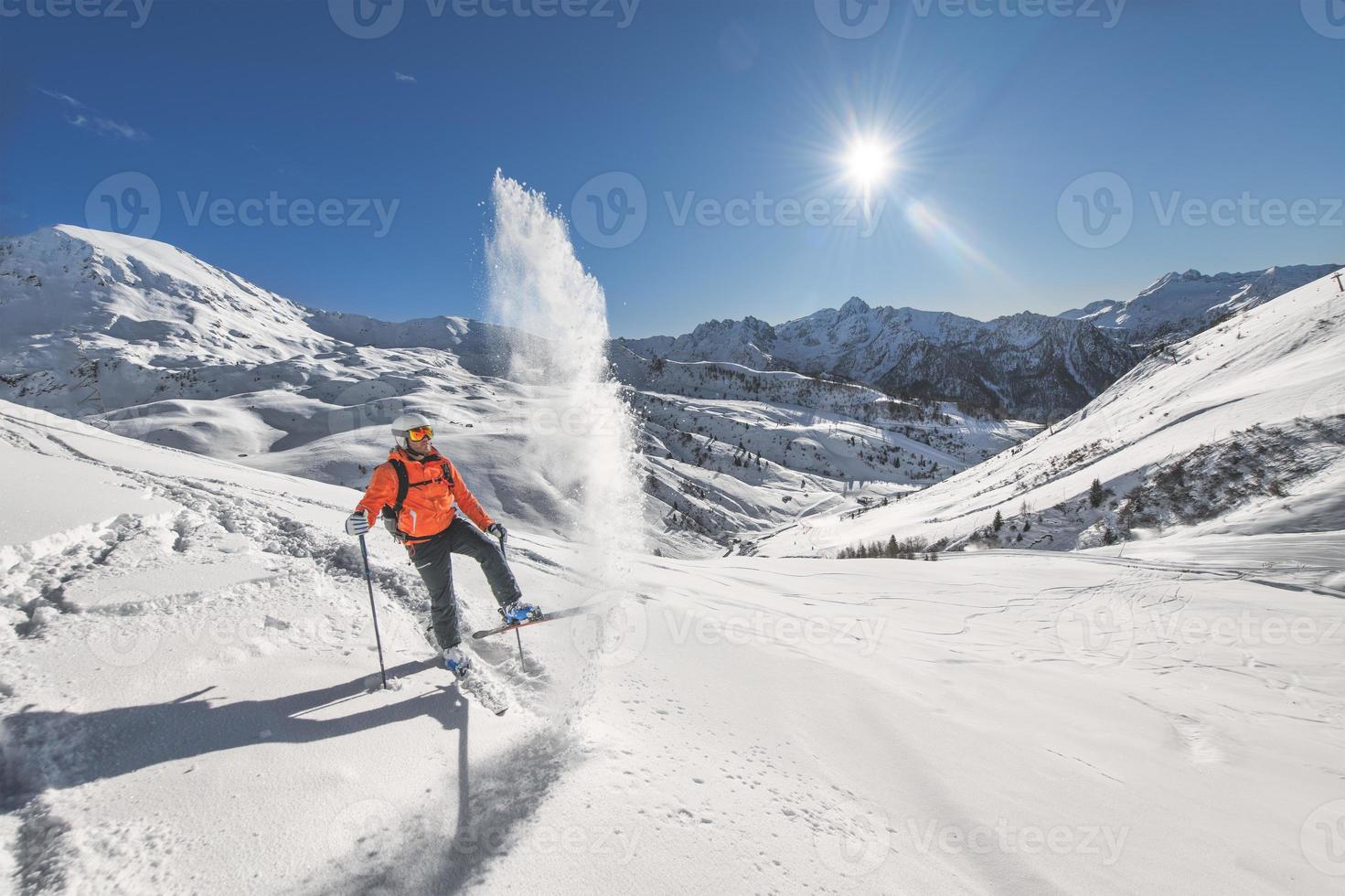 esquiador fuera de pista levanta nieve sobre esquís foto