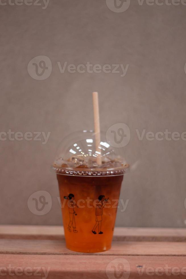 café negro con jugo de naranja en la mesa de madera foto